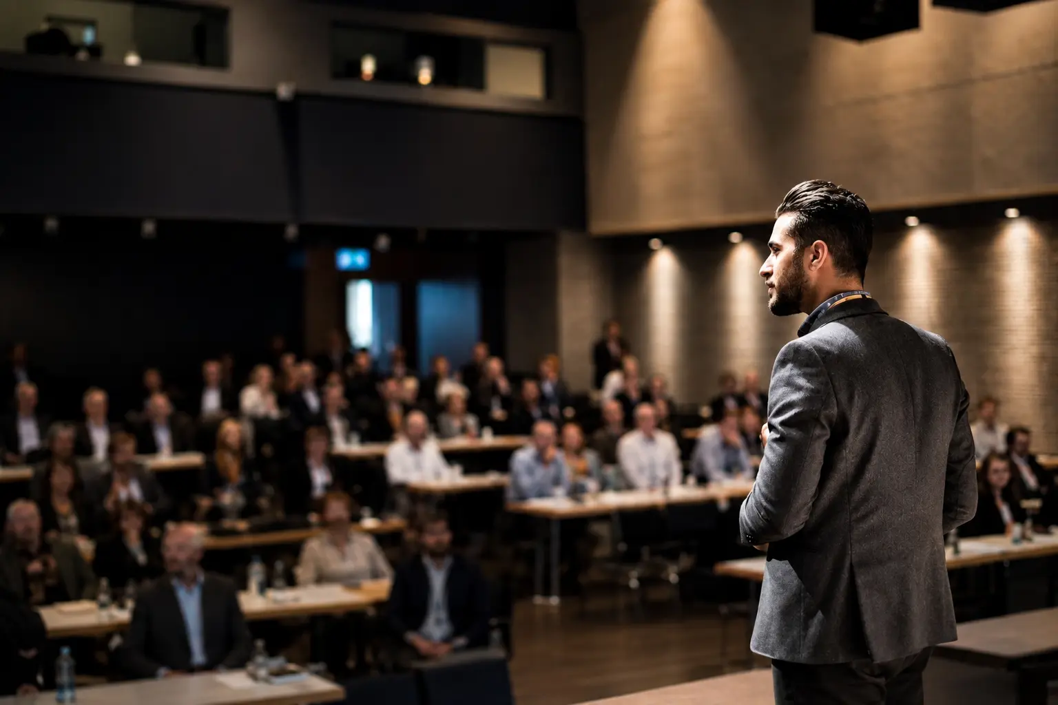 Shahin Farahzadi – KI-Keynote vor großem Publikum auf der Bühne